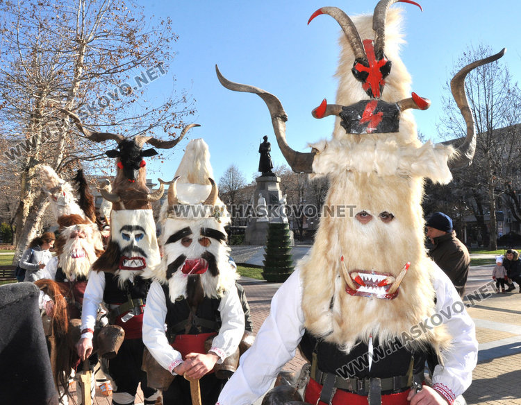 Кукери и коледари гърмяха с черешово топче в центъра на Хасково (видео)