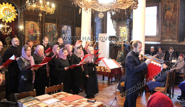 Рождественски концерт изнесе хорът при църквата „Св. архангели“ в Хасково