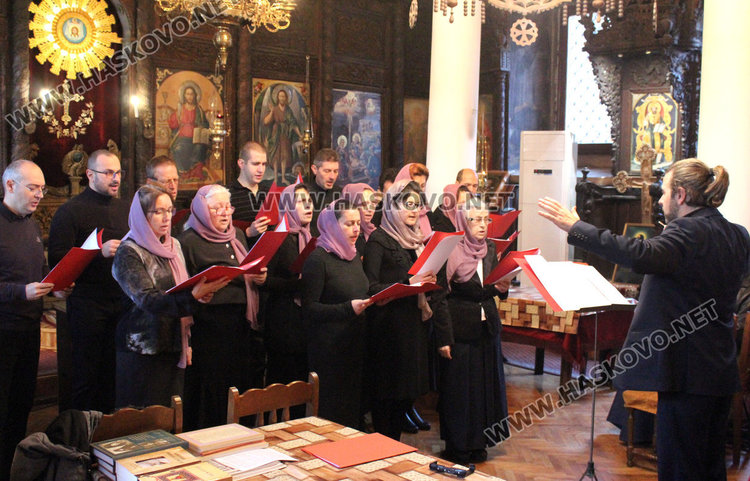 Рождественски концерт изнесе хорът при църквата „Св. архангели“ в Хасково