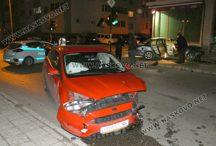 Ягуар и Форд се разбиха на „Дунав“ и „Георги Кирков“