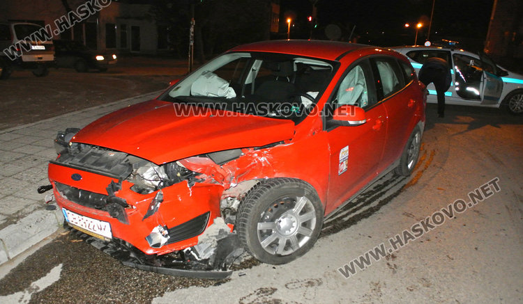 Ягуар и Форд се разбиха на „Дунав“ и „Георги Кирков“