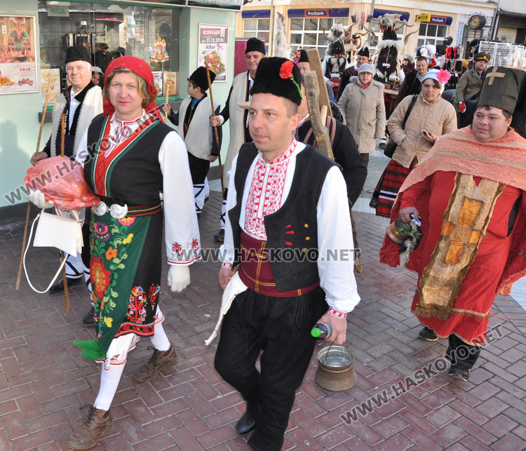Кукери и коледари гърмяха с черешово топче в центъра на Хасково (видео)