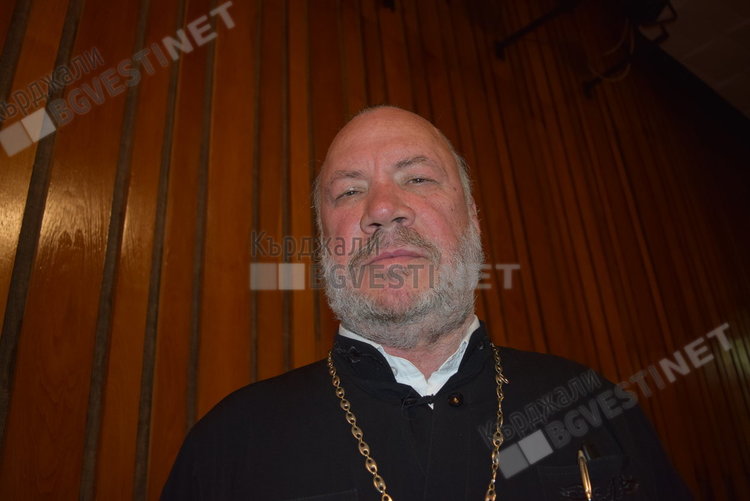 Отец Боян Саръев