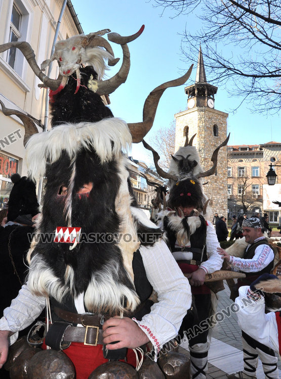 Кукери и коледари гърмяха с черешово топче в центъра на Хасково (видео)
