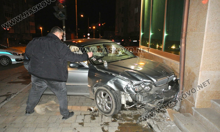 Ягуар и Форд се разбиха на „Дунав“ и „Георги Кирков“