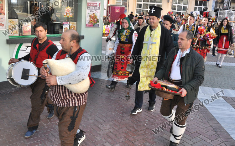 Кукери и коледари гърмяха с черешово топче в центъра на Хасково (видео)