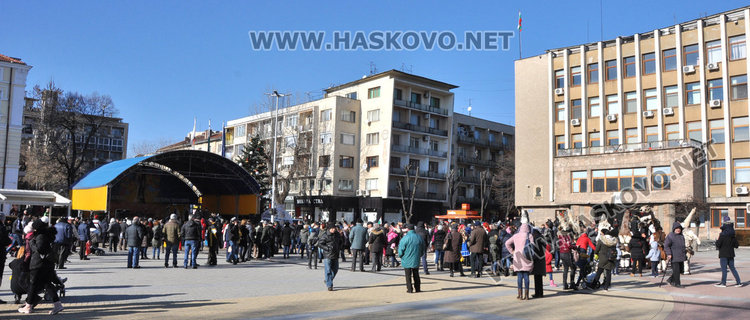 Кукери и коледари гърмяха с черешово топче в центъра на Хасково (видео)