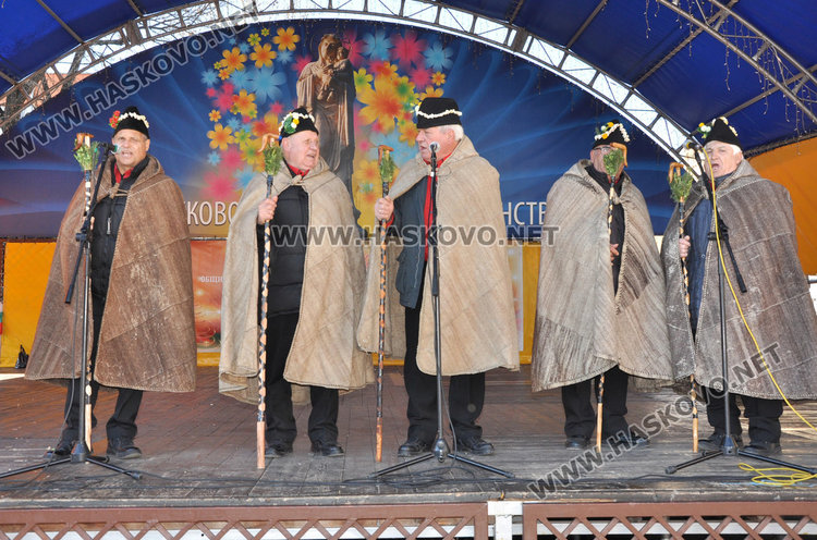 Кукери и коледари гърмяха с черешово топче в центъра на Хасково (видео)