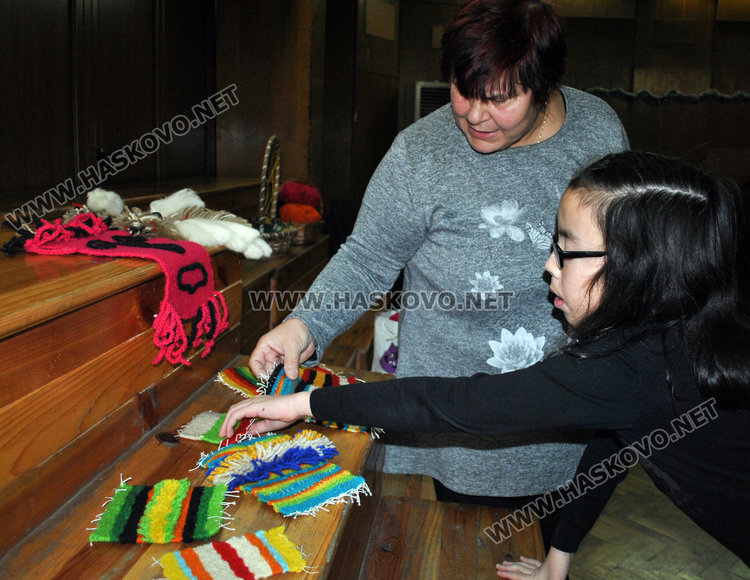 Деца тъкаха черги на станове в Младежкия център