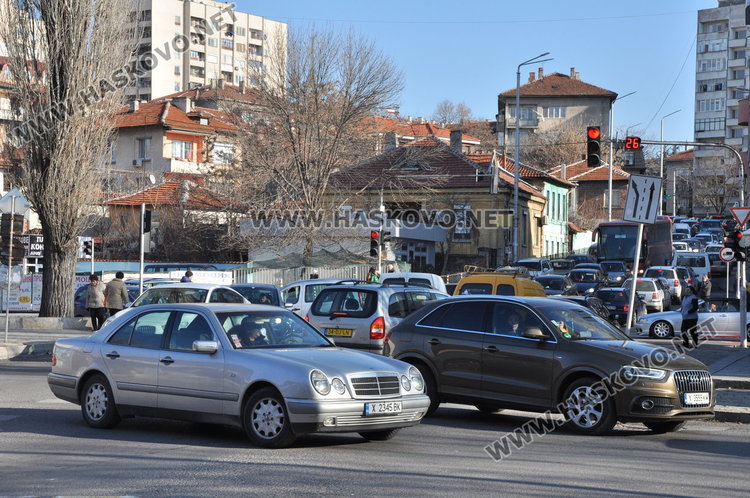 Огромни задръствания на възловите кръстовища в Хасково