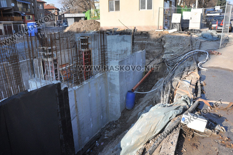 Теч подкопава строеж, булевард застрашен от пропадане