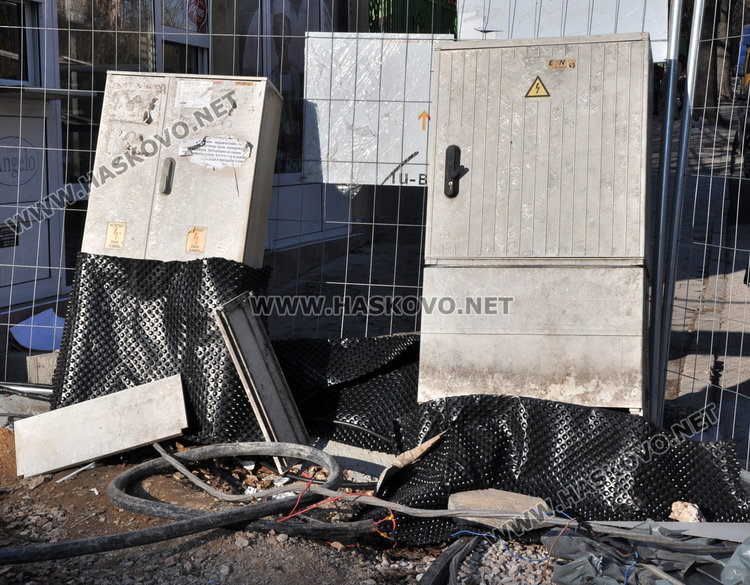 Теч подкопава строеж, булевард застрашен от пропадане