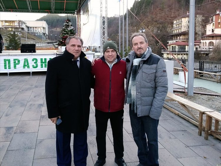 шеф Иван Звездев с кмета на Баните Милен Белчев и учителя и треньор Мирчо Дончев