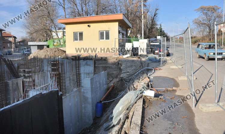 Теч подкопава строеж, булевард застрашен от пропадане