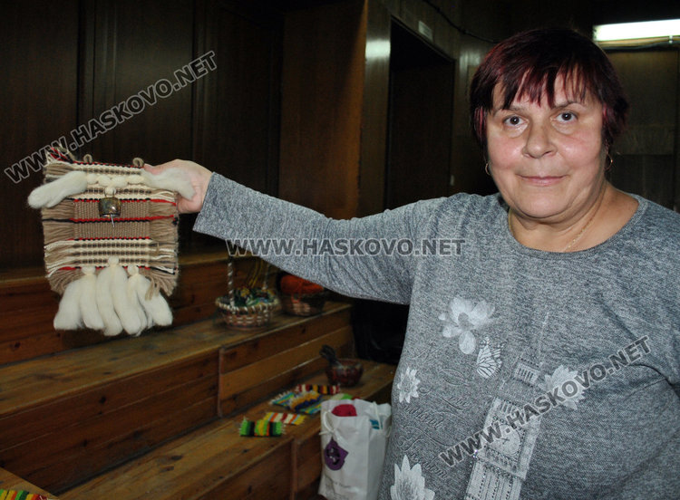 Деца тъкаха черги на станове в Младежкия център