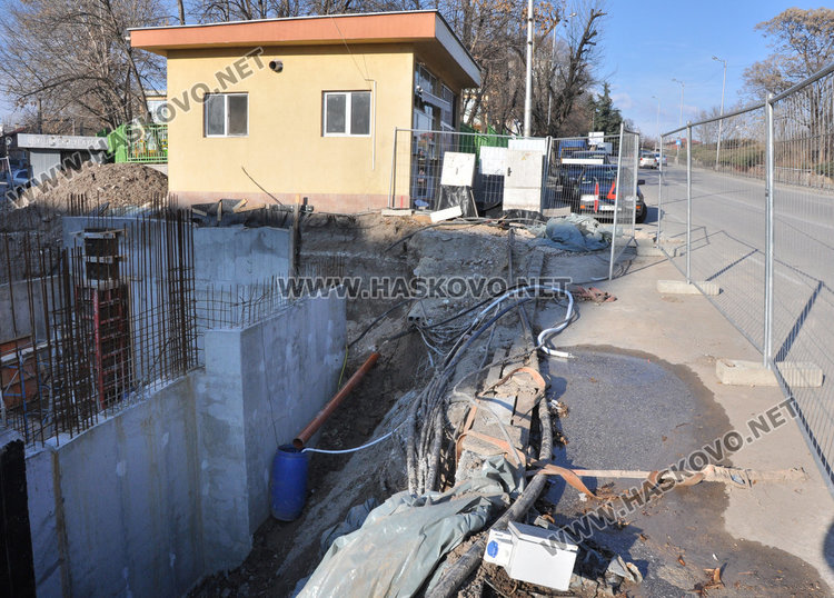 Теч подкопава строеж, булевард застрашен от пропадане