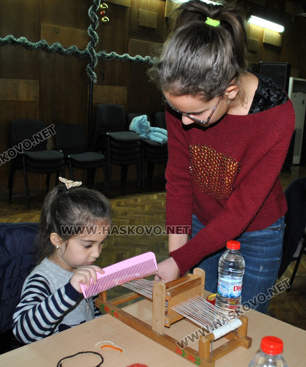 Деца тъкаха черги на станове в Младежкия център