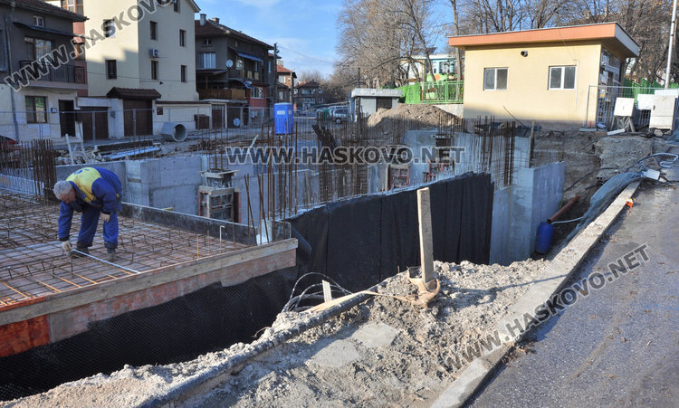 Теч подкопава строеж, булевард застрашен от пропадане