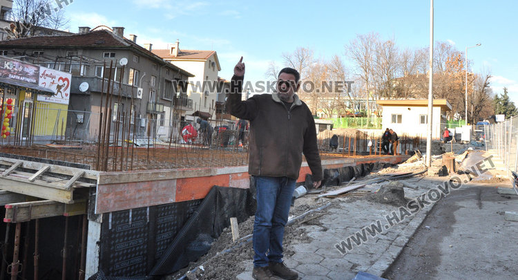 Теч подкопава строеж, булевард застрашен от пропадане