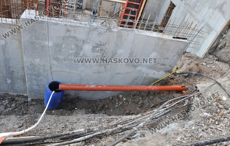 Теч подкопава строеж, булевард застрашен от пропадане