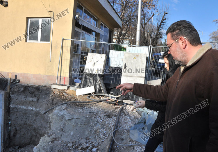 Теч подкопава строеж, булевард застрашен от пропадане