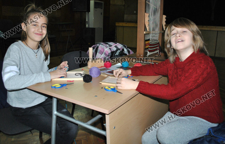 Деца тъкаха черги на станове в Младежкия център