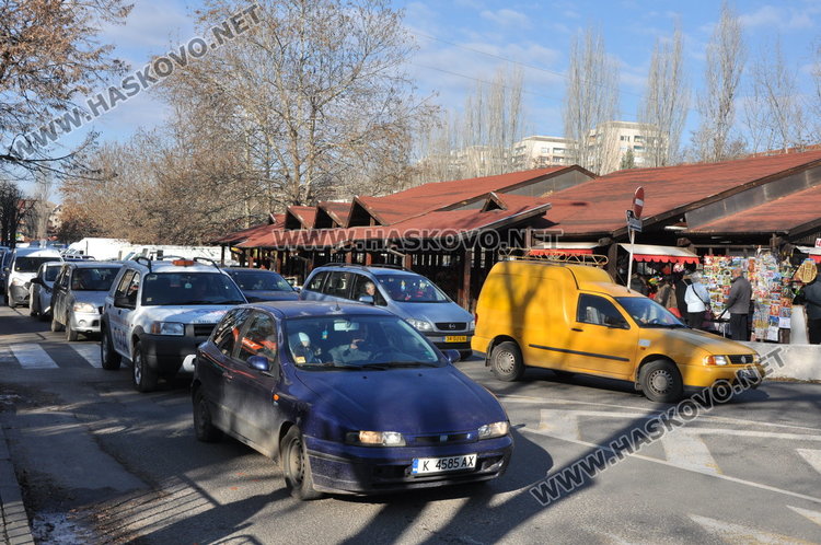 Огромни задръствания на възловите кръстовища в Хасково
