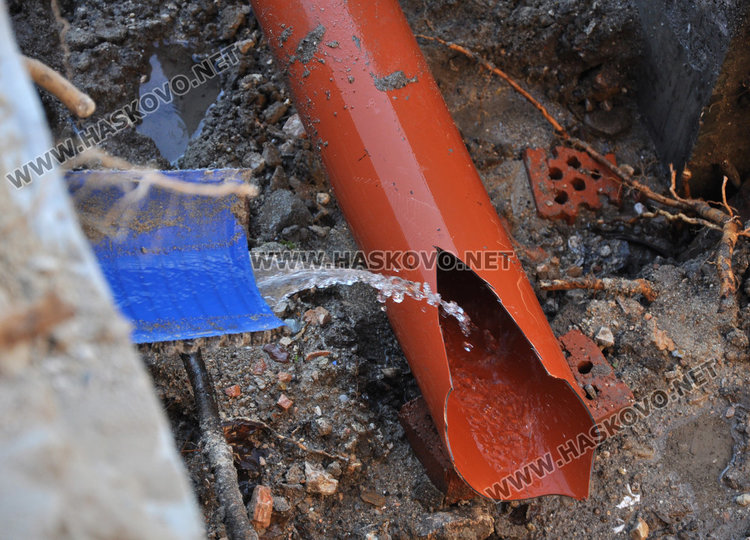 Теч подкопава строеж, булевард застрашен от пропадане