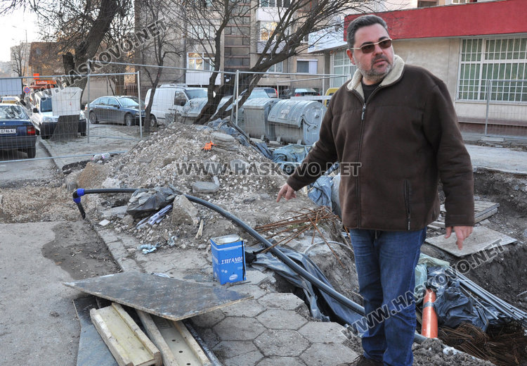 Теч подкопава строеж, булевард застрашен от пропадане