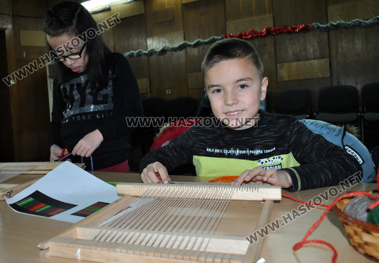Деца тъкаха черги на станове в Младежкия център