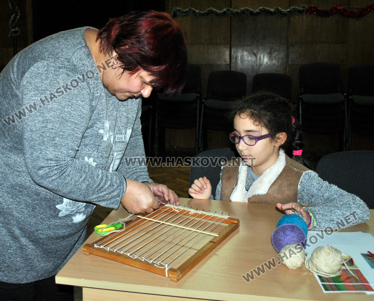 Деца тъкаха черги на станове в Младежкия център