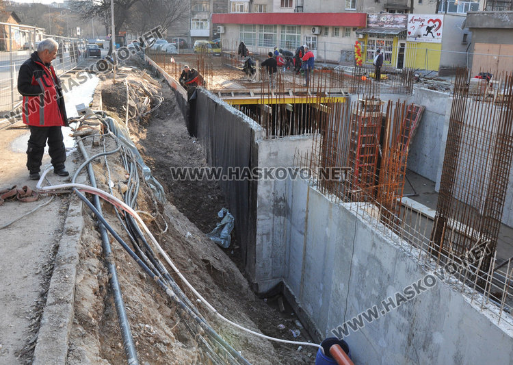 Теч подкопава строеж, булевард застрашен от пропадане