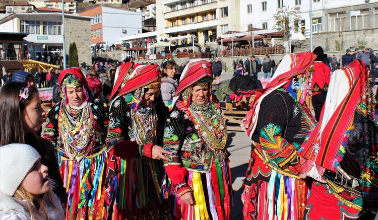 С курбан за 2 хиляди души и големи хора́ откриха модерния нов площад в Баните