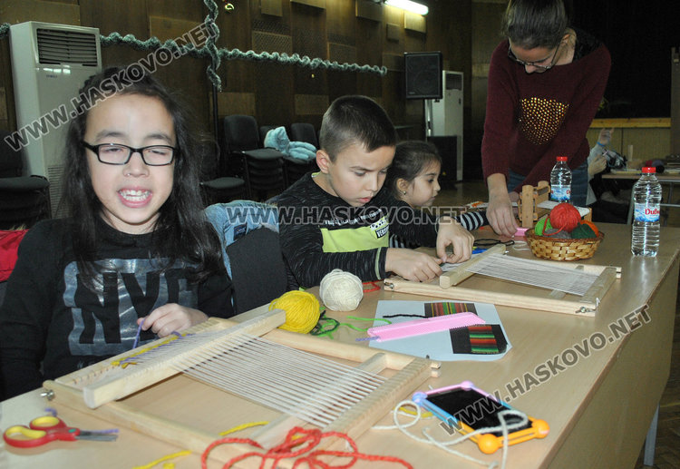 Деца тъкаха черги на станове в Младежкия център