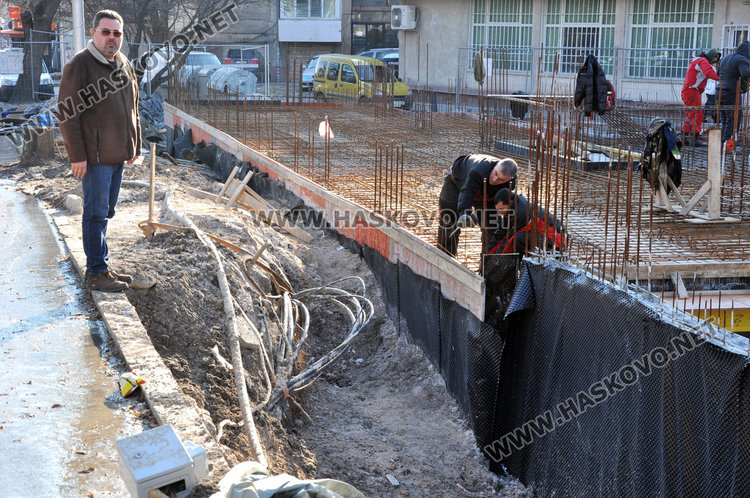 Теч подкопава строеж, булевард застрашен от пропадане