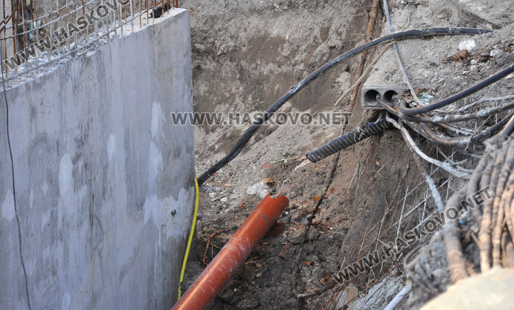 Теч подкопава строеж, булевард застрашен от пропадане