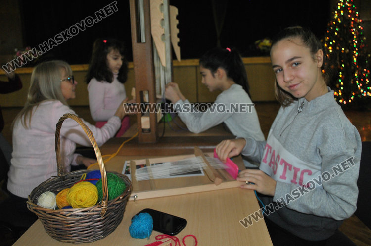 Деца тъкаха черги на станове в Младежкия център