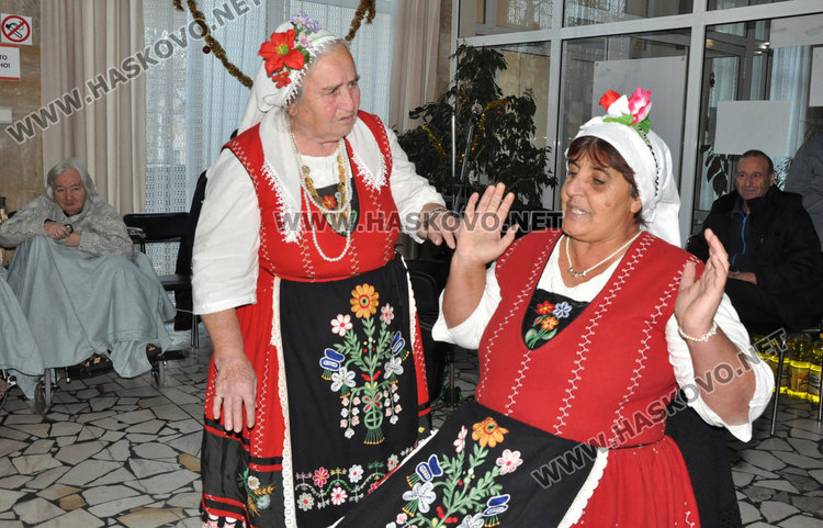 Даряват 200 бири и 200 празнични пакета за старците в Кенана за Нова година