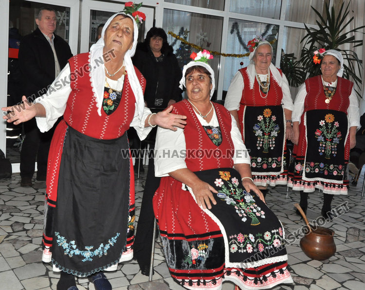 Даряват 200 бири и 200 празнични пакета за старците в Кенана за Нова година