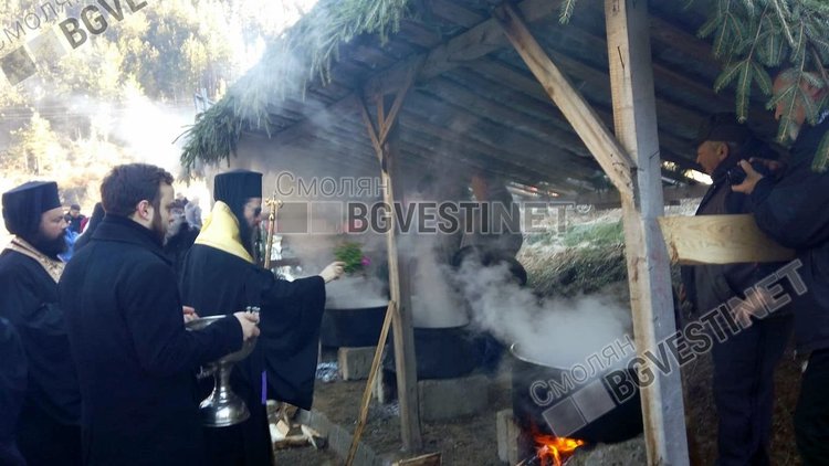 Молебен за здраве и курбан срещу катастрофите по пътя раздават край Забърдо