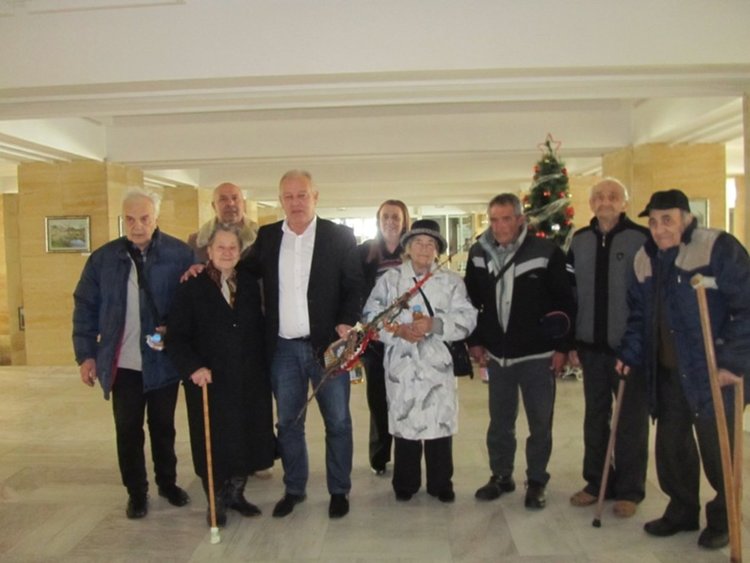 Възрастни хора от дома във Фатово гостуваха в общината, подариха сурвачка на кмета
