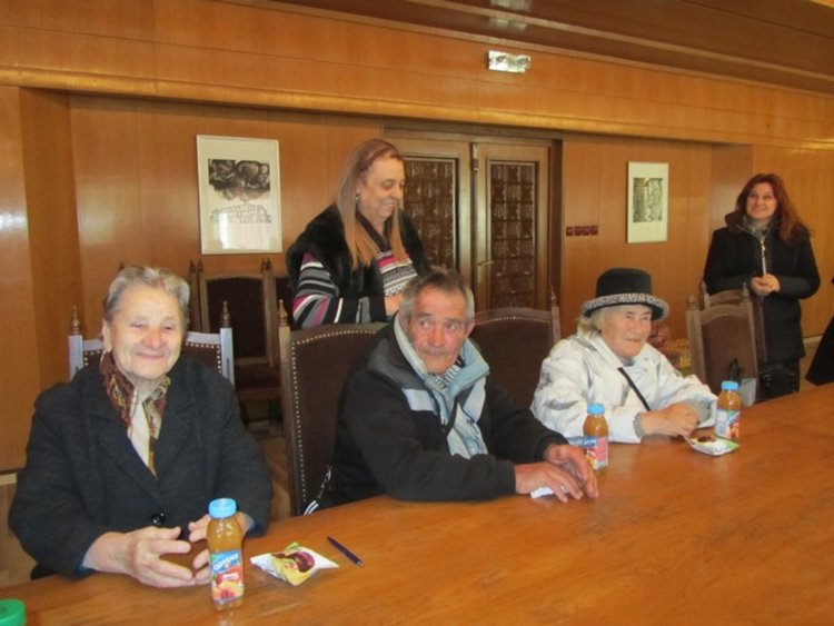 Възрастни хора от дома във Фатово гостуваха в общината, подариха сурвачка на кмета