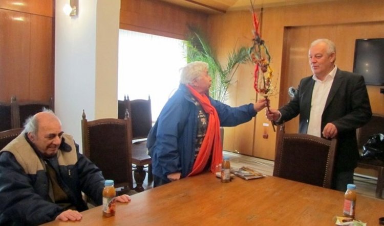 Възрастни хора от дома във Фатово гостуваха в общината, подариха сурвачка на кмета