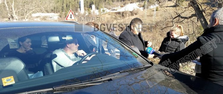 Молебен за здраве и курбан срещу катастрофите по пътя раздават край Забърдо