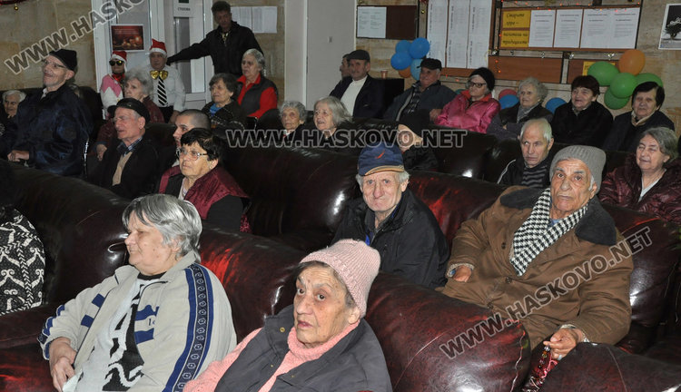 Даряват 200 бири и 200 празнични пакета за старците в Кенана за Нова година