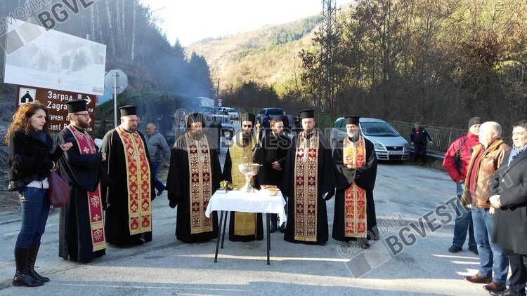 Молебен за здраве и курбан срещу катастрофите по пътя раздават край Забърдо