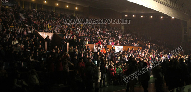 Феновете спукаха по шевовете зала Дружба за Криско и Тита