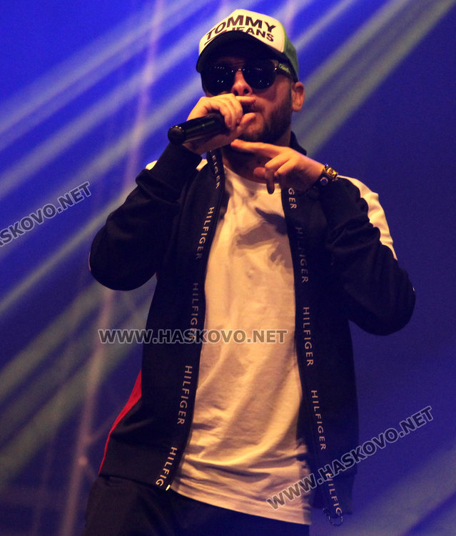 Феновете спукаха по шевовете зала Дружба за Криско и Тита