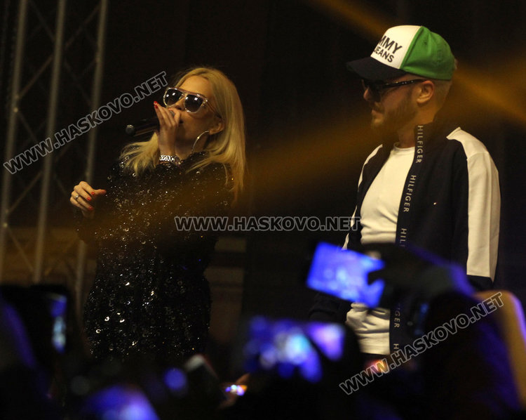 Феновете спукаха по шевовете зала Дружба за Криско и Тита