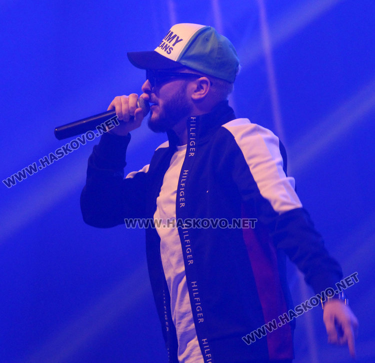 Феновете спукаха по шевовете зала Дружба за Криско и Тита